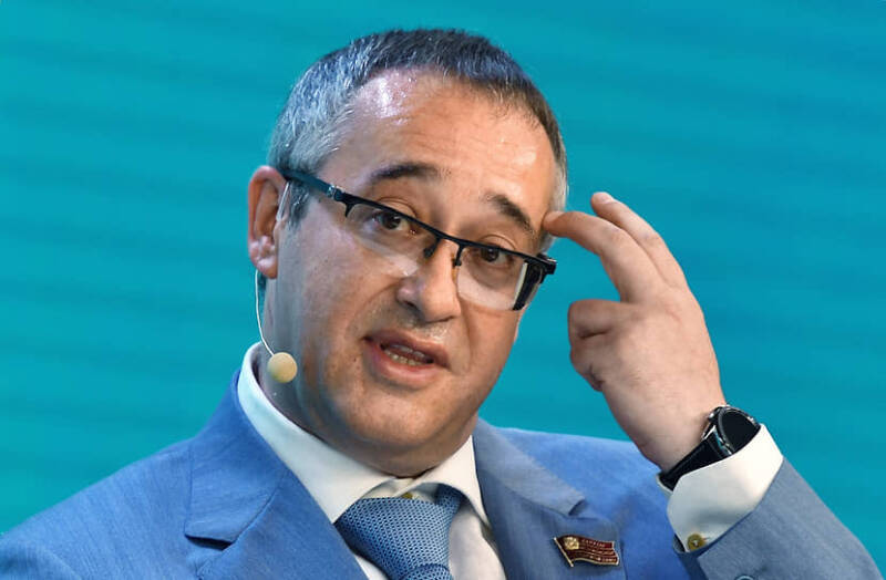 Не Москва ль за ними