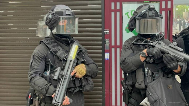 Магазины в Париже установили щиты на случай беспорядков
